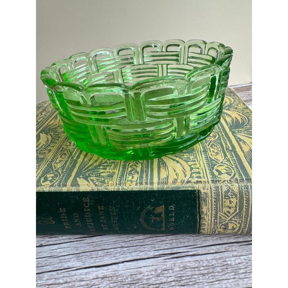 L.E. Smith Apple Green Wicker Pattern Glass Bowl – 1930s Depression Glass - Picture 3 of 8